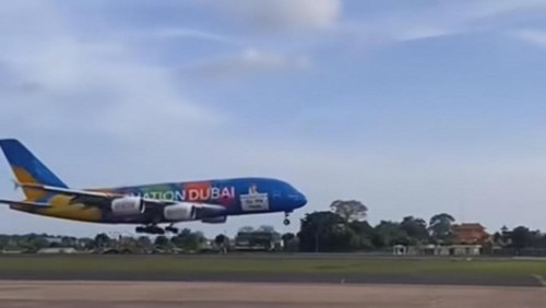 Pesawat Emirates rute Dubai-Bali dengan nomor penerbangan UAE368 melakukan prosedur go around saat hendak mendarat di I Gusti Ngurah Rai, Bali. (Tangkapan layar)