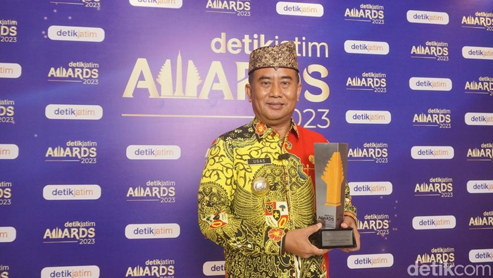 Pj Bupati Probolinggo Ugas usai menerima penghargaan detikJatim Awards 2023.
