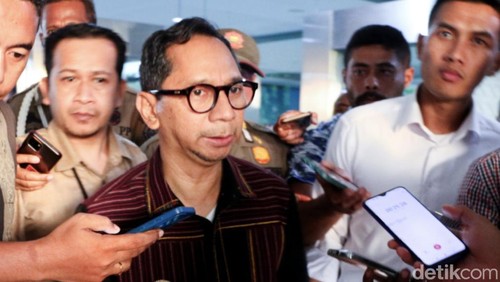 Penjabat Gubernur NTT Ayodhia GL Kalake saat diwawancarai usai RUPS LB Bank NTT.