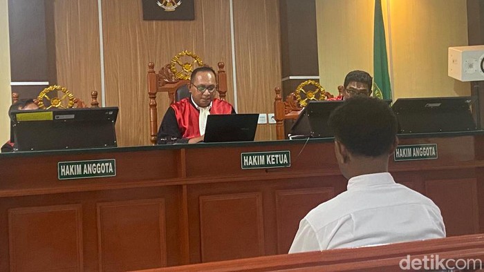 Terdakwa Stevano Alfredo Baransano jalani sidang putusan di PN Sorong, Papua Barat Daya.