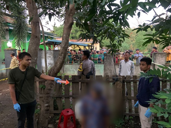 Polisi evakuasi dan olah TKP marbot masjid yang ditemukan meninggal karena gantung diri di Kelurahan Menala, Kecamatan Taliwang, Kabupaten Sumbawa Barat. (IST)