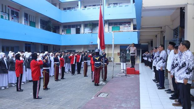 Polisi hadir sebagai pembina upacara di SMK Bina Putra, Mampang Prapatan, Jaksel