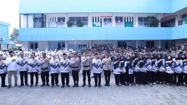 Polisi hadir sebagai pembina upacara di SMK Bina Putra, Mampang Prapatan, Jaksel