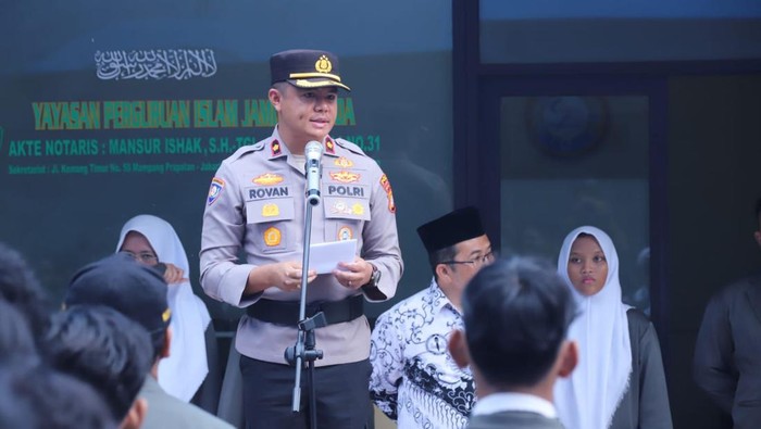 Polisi hadir sebagai pembina upacara di SMK Bina Putra, Mampang Prapatan, Jaksel