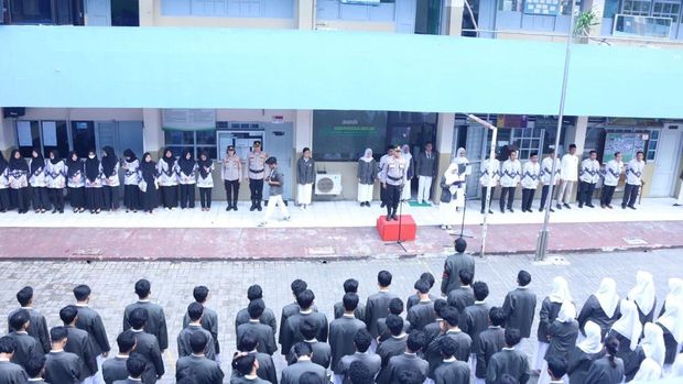Polisi hadir sebagai pembina upacara di SMK Bina Putra, Mampang Prapatan, Jaksel