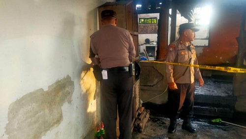 Polisi melakukan olah TKP di lokasi kebakaran di restoran yang berlokasi di kawasan Pantai Penimbangan, Desa Pemaron, Buleleng, Bali, Senin (27/11/2023). (Foto: Istimewa)