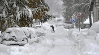 Salju tebal menyelimuti jalanan di Kota Isperih, Timur Laut Bulgaria. Tidak hanya itu, mobil-mobil yang terparkir juga tertutup salju tebal.
