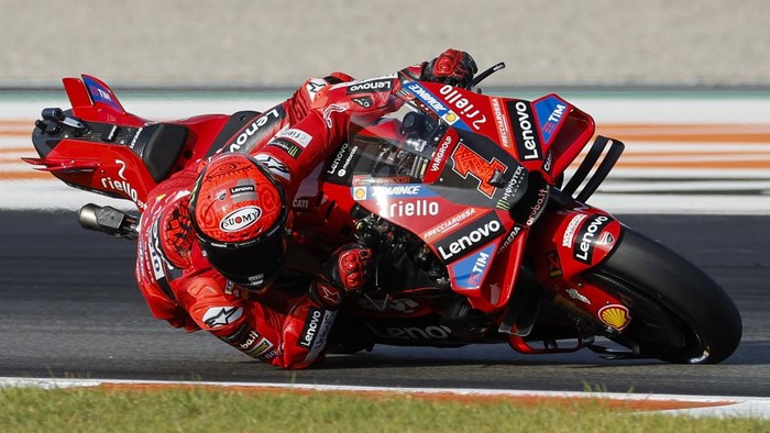 Potret Motor Ducati yang Bawa Bagnaia Pertahankan Gelar Juara Dunia MotoGP Italian rider Francesco Bagnaia of the Ducati Lenovo Team steers his motorcycle during warm up prior the MotoGP race of the Valencia Motorcycle Grand Prix, the last race of the season, at the Ricardo Tormo circuit in Cheste near Valencia, Spain, Sunday, Nov. 26, 2023. (AP Photo/Alberto Saiz)
