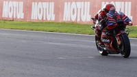 Mesin Ducati Desmosedici GP23 memiliki sistem pengabutan bahan bakar Indirect electronic injection, four throttle bodies dengan injektor di atas dan bawah katup. Throttles dioperasikan oleh sistem double Ride by Wire. AP/Alberto Saiz  