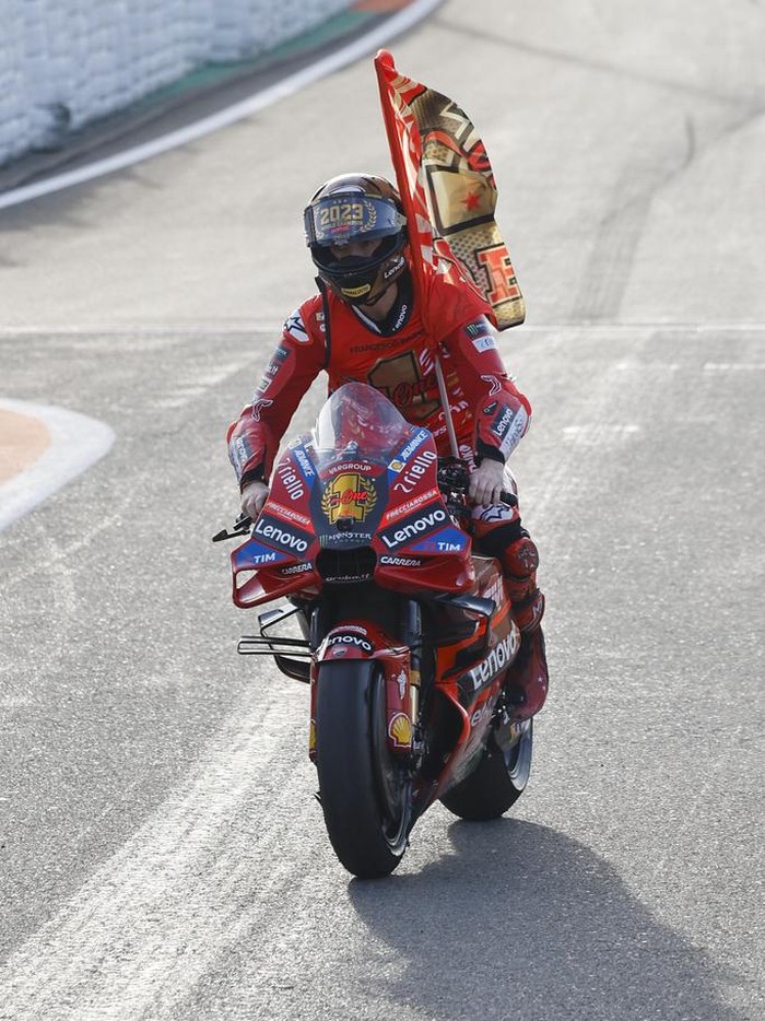 Potret Motor Ducati yang Bawa Bagnaia Pertahankan Gelar Juara Dunia MotoGP Italian rider Francesco Bagnaia of the Ducati Lenovo Team steers his motorcycle during warm up prior the MotoGP race of the Valencia Motorcycle Grand Prix, the last race of the season, at the Ricardo Tormo circuit in Cheste near Valencia, Spain, Sunday, Nov. 26, 2023. (AP Photo/Alberto Saiz)