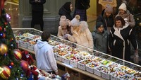 Pengunjung melihat dekorasi Natal di dalam department store GUM.  