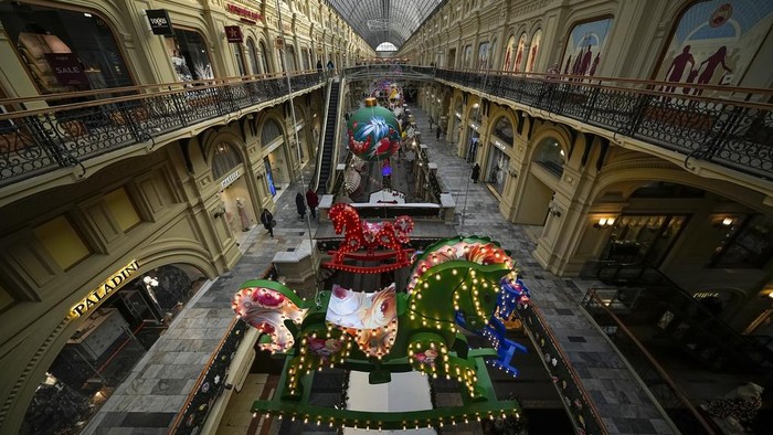 Potret Pusat Perbelanjaan di Rusia Mulai Bersolek Sambut Natal A Christmas tree is seen inside the GUM department store, decorated for Christmas and New Year festivities, in Moscow, Russia, Wednesday, Nov. 22, 2023. (AP Photo/Alexander Zemlianichenko)