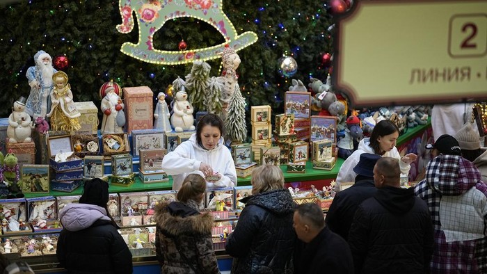 Potret Pusat Perbelanjaan di Rusia Mulai Bersolek Sambut Natal A Christmas tree is seen inside the GUM department store, decorated for Christmas and New Year festivities, in Moscow, Russia, Wednesday, Nov. 22, 2023. (AP Photo/Alexander Zemlianichenko)