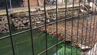 Di kedua sisi sodetan terlihat sudah penuh sesak dengan bangunan yang mayoritas membelakangi jalur air tersebut.