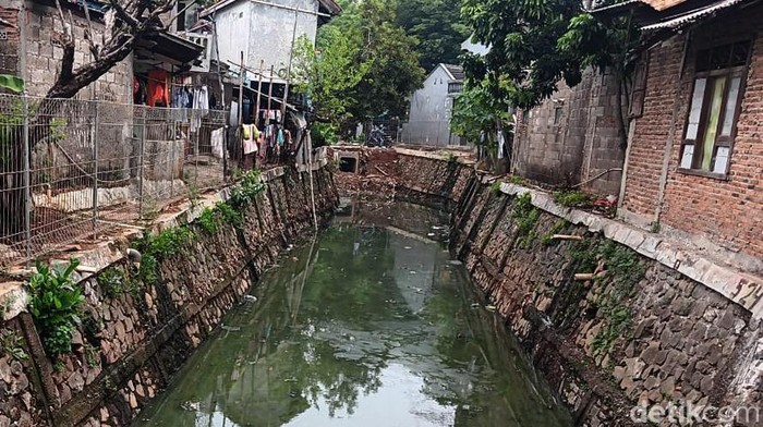 Potret Sodetan Kampung Sumur yang Dibiarkan Mangkrak Sodetan kali di Kampung Sumur RT 02/RW 17 Kelurahan Klender, Kecamatan Duren Sawit, Jakarta Timur, dibiarkan menjadi proyek terbengkalai. Proyek ini sendiri sudah terhenti sejak 2005 akibat adanya masalah pembebasan lahan.