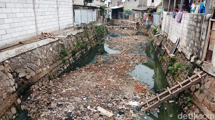 Potret Sodetan Kampung Sumur yang Dibiarkan Mangkrak Sodetan kali di Kampung Sumur RT 02/RW 17 Kelurahan Klender, Kecamatan Duren Sawit, Jakarta Timur, dibiarkan menjadi proyek terbengkalai. Proyek ini sendiri sudah terhenti sejak 2005 akibat adanya masalah pembebasan lahan.