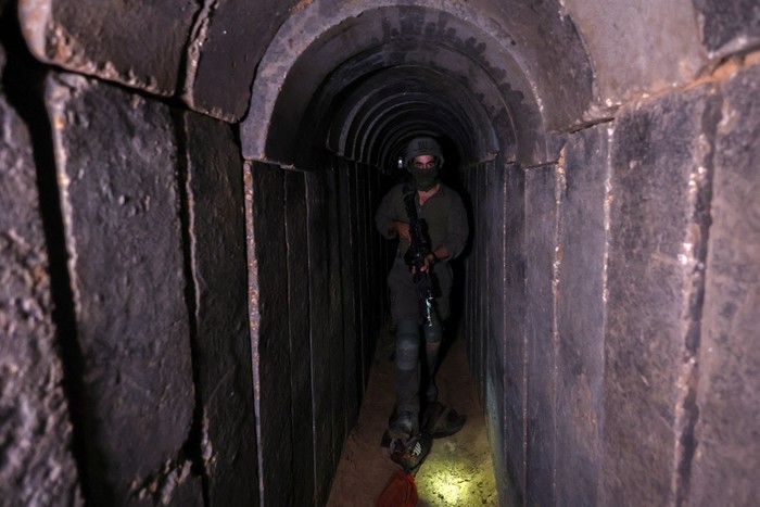 An Israeli soldier secures a tunnel underneath Al Shifa Hospital in Gaza City, amid the ongoing ground operation of the Israeli army against Palestinian Islamist group Hamas, in the northern Gaza Strip, November 22, 2023. REUTERS/Ronen Zvulun  EDITORS NOTE: REUTERS PHOTOGRAPHS WERE REVIEWED BY THE IDF AS PART OF THE CONDITIONS OF THE EMBED. NO PHOTOS WERE REMOVED.     TPX IMAGES OF THE DAY