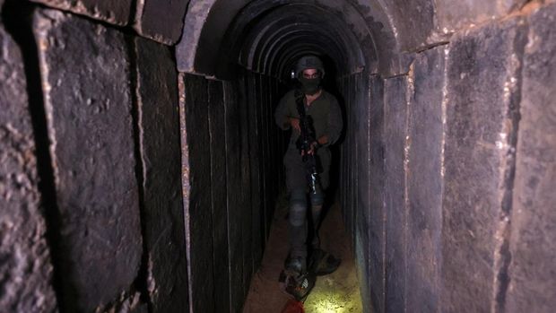 An Israeli soldier secures a tunnel underneath Al Shifa Hospital in Gaza City, amid the ongoing ground operation of the Israeli army against Palestinian Islamist group Hamas, in the northern Gaza Strip, November 22, 2023. REUTERS/Ronen Zvulun  EDITOR'S NOTE: REUTERS PHOTOGRAPHS WERE REVIEWED BY THE IDF AS PART OF THE CONDITIONS OF THE EMBED. NO PHOTOS WERE REMOVED.     TPX IMAGES OF THE DAY