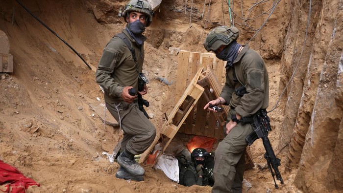 Potret Terowongan di Bawah RS Al Shifa Gaza yang Ternyata Buatan Israel An Israeli soldier secures a tunnel underneath Al Shifa Hospital in Gaza City, amid the ongoing ground operation of the Israeli army against Palestinian Islamist group Hamas, in the northern Gaza Strip, November 22, 2023. REUTERS/Ronen Zvulun EDITOR'S NOTE: REUTERS PHOTOGRAPHS WERE REVIEWED BY THE IDF AS PART OF THE CONDITIONS OF THE EMBED. NO PHOTOS WERE REMOVED. TPX IMAGES OF THE DAY