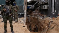 Tentara Israel berdiri di dekat pembukaan terowongan di kompleks Rumah Sakit Al Shifa, Gaza, di tengah operasi darat yang sedang berlangsung untuk melawan militan Hamas pada 22 November 2023.  