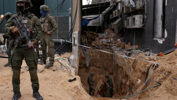 An Israeli soldier secures a tunnel underneath Al Shifa Hospital in Gaza City, amid the ongoing ground operation of the Israeli army against Palestinian Islamist group Hamas, in the northern Gaza Strip, November 22, 2023. REUTERS/Ronen Zvulun  EDITOR'S NOTE: REUTERS PHOTOGRAPHS WERE REVIEWED BY THE IDF AS PART OF THE CONDITIONS OF THE EMBED. NO PHOTOS WERE REMOVED.     TPX IMAGES OF THE DAY