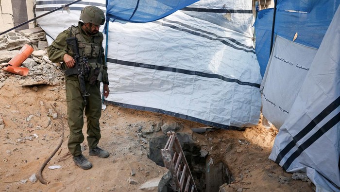 Potret Terowongan di Bawah RS Al Shifa Gaza yang Ternyata Buatan Israel An Israeli soldier secures a tunnel underneath Al Shifa Hospital in Gaza City, amid the ongoing ground operation of the Israeli army against Palestinian Islamist group Hamas, in the northern Gaza Strip, November 22, 2023. REUTERS/Ronen Zvulun EDITOR'S NOTE: REUTERS PHOTOGRAPHS WERE REVIEWED BY THE IDF AS PART OF THE CONDITIONS OF THE EMBED. NO PHOTOS WERE REMOVED. TPX IMAGES OF THE DAY