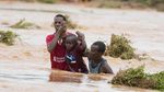 Potret Warga Kenya Nekat Seberangi Sungai yang Meluap