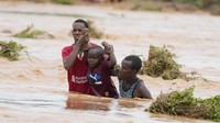 PBB menyebut bahwa banjir telah menyebabkan lebih dari 700.000 orang mengungsi di wilayah tersebut. AP/Brian Inganga  