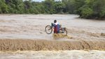 Potret Warga Kenya Nekat Seberangi Sungai yang Meluap