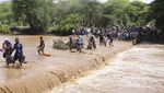 Potret Warga Kenya Nekat Seberangi Sungai yang Meluap