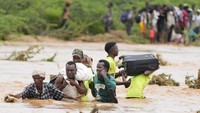 Korban tewas terkait banjir semakin meningkat setiap hari seiring hujan lebat terus menggempur seluruh Afrika Timur. Presiden Kenya William Ruto pada Sabtu (25/11) mengatakan, sebanyak 70 orang tewas dalam bencana banjir yang meluas di negaranya. AP/Brian Inganga