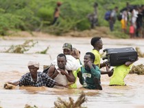 Potret Warga Kenya Nekat Seberangi Sungai yang Meluap