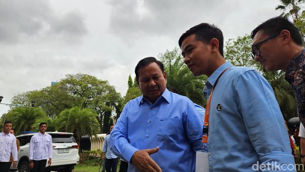 Prabowo dan Gibran tiba di KPU memakai kemeja biru dan pin one piece (Adrial/detikcom)