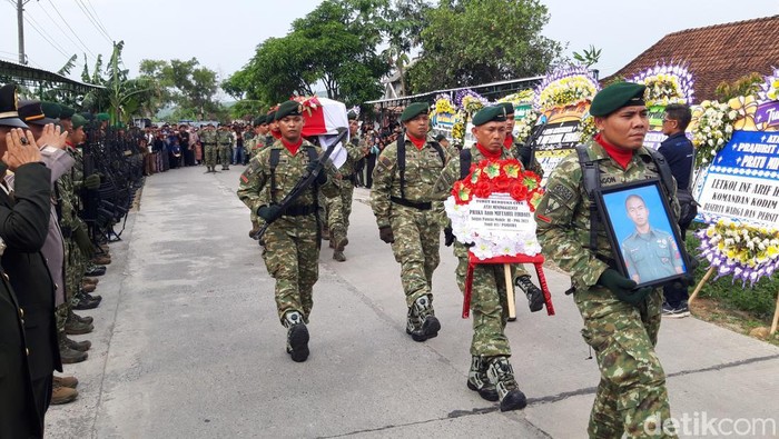 Upacara pemakaman jenazah Praka Anumerta Miftahul Firdaus secara militer di Wonosegoro, Boyolali, Senin (27/11/2023).