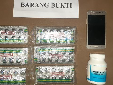 Pria berinisial MZ (27) ditangkap menjual atau mengedarkan obat keras daftar G jenis tramadol dan hexymer tanpa izin. (dok Polresta Tangerang)