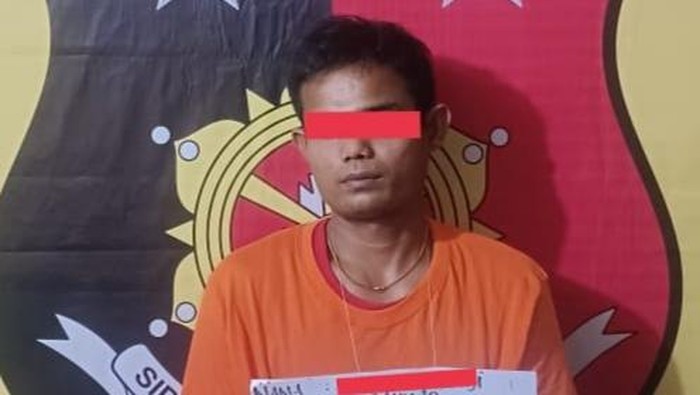 Pria bernama Rahmad saat diamankan pihak kepolisian. (Foto: Dok. Polres Labuhanbatu).