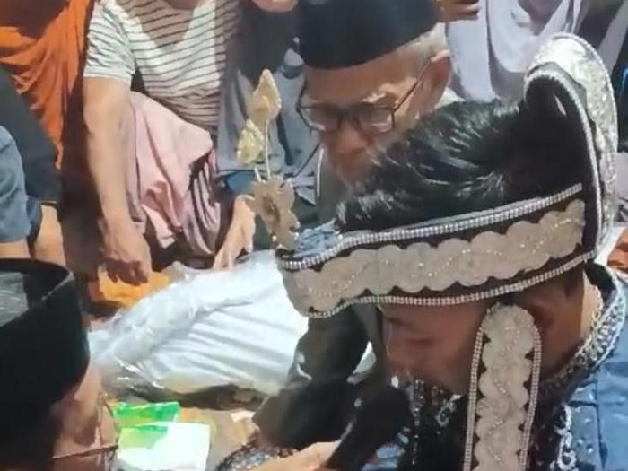 Pria di Kolaka melangsungkan akad nikah di samping jenazah ayah mertuanya. Dokumen Istimewa