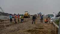 Sejumlah pekerja menyelesaikan proyek pembangunan Jembatan Layang Ciroyom di Bandung, Jawa Barat, Senin (27/11/2023).  