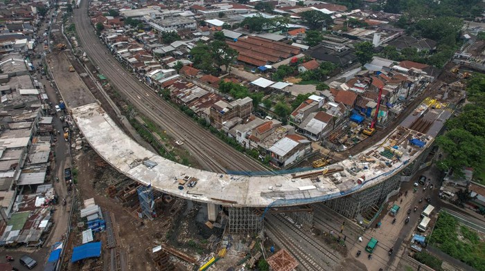 Foto udara suasana pembangunan Jembatan Layang Ciroyom di Bandung, Jawa Barat, Senin (27/11/2023). Jembatan Layang Ciroyom yang ditujukan untuk mendukung operasional Kereta Cepat Jakarta Bandung tersebut ditargetkan akan rampung pada akhir 2023 mendatang. ANTARA FOTO/Raisan Al Farisi/YU