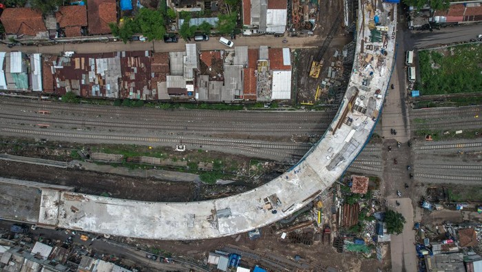 Foto udara suasana pembangunan Jembatan Layang Ciroyom di Bandung, Jawa Barat, Senin (27/11/2023). Jembatan Layang Ciroyom yang ditujukan untuk mendukung operasional Kereta Cepat Jakarta Bandung tersebut ditargetkan akan rampung pada akhir 2023 mendatang. ANTARA FOTO/Raisan Al Farisi/YU