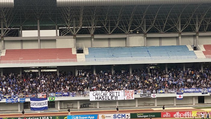 Suporter PSIM bentangkan spanduk di laga PSIM vs Malut United, Sabtu (25/11/2023).
