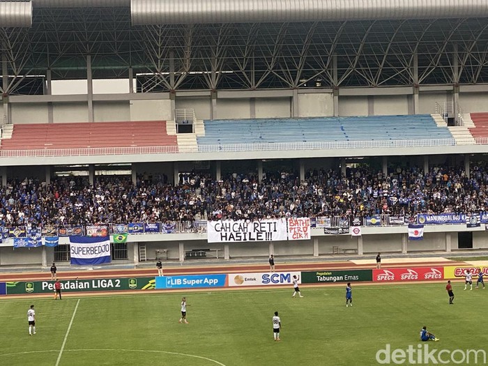 Suporter PSIM bentangkan spanduk di laga PSIM vs Malut United, Sabtu (25/11/2023).