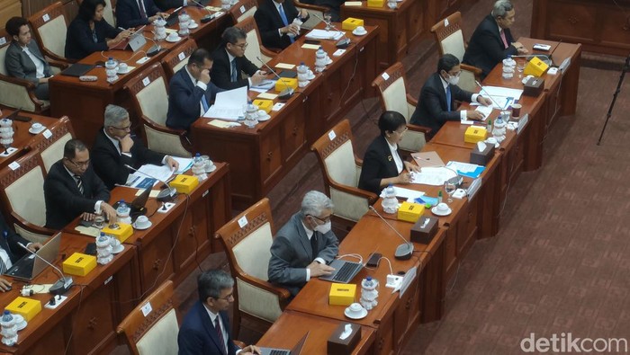 Rapat Kerja Komisi I DPR dengan Menlu Retno Marsudi