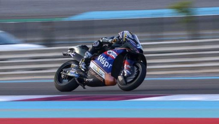 CryptoData RNF MotoGP Teams Spanish rider Raul Fernandez competes during the second free practice session ahead of the Moto GP Grand Prix of Qatar at the Losail International Circuit on November 18, 2023. (Photo by Karim JAAFAR / AFP)
