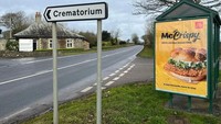 Menu andalan McDonalds ini mengalami salah penempatan yang fatal. Tepat berada di sisi krematorium, seolah menu tersebut dihidangkan di rumah kremasi. Foto: Bored Panda