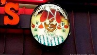 Gegara tak diperhatikan dengan baik, papan dari restoran Wendys ini tak lagi menampilkan anak perempuan yang ceria. Sosoknya berubah horor seperti monster yang terbakar. Foto: Bored Panda