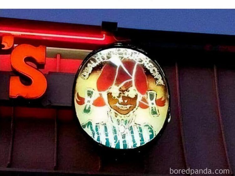 Gegara Salah Desain Papan Nama, 10 Restoran Ini Punya Aura Seram