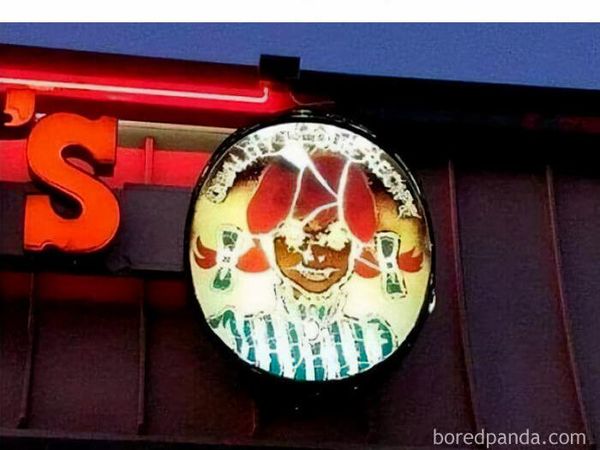 Gegara Salah Desain Papan Nama, 10 Restoran Ini Punya Aura Seram