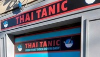Terinspirasi dari film yang legendaris, Titanic, restoran Thailand ini bikin pelanggan takut. Suasana papan namanya dibuat seperti mengajak pelanggan untuk tenggelam. Foto: Bored Panda