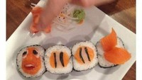 Penggemar sushi tampaknya akan bergidik dan tak tega melahap hidangan di restoran Jepang ini. Ada nemo yang berteriak di sajikan di atas piring usai dipotong-potong. Foto: Bored Panda